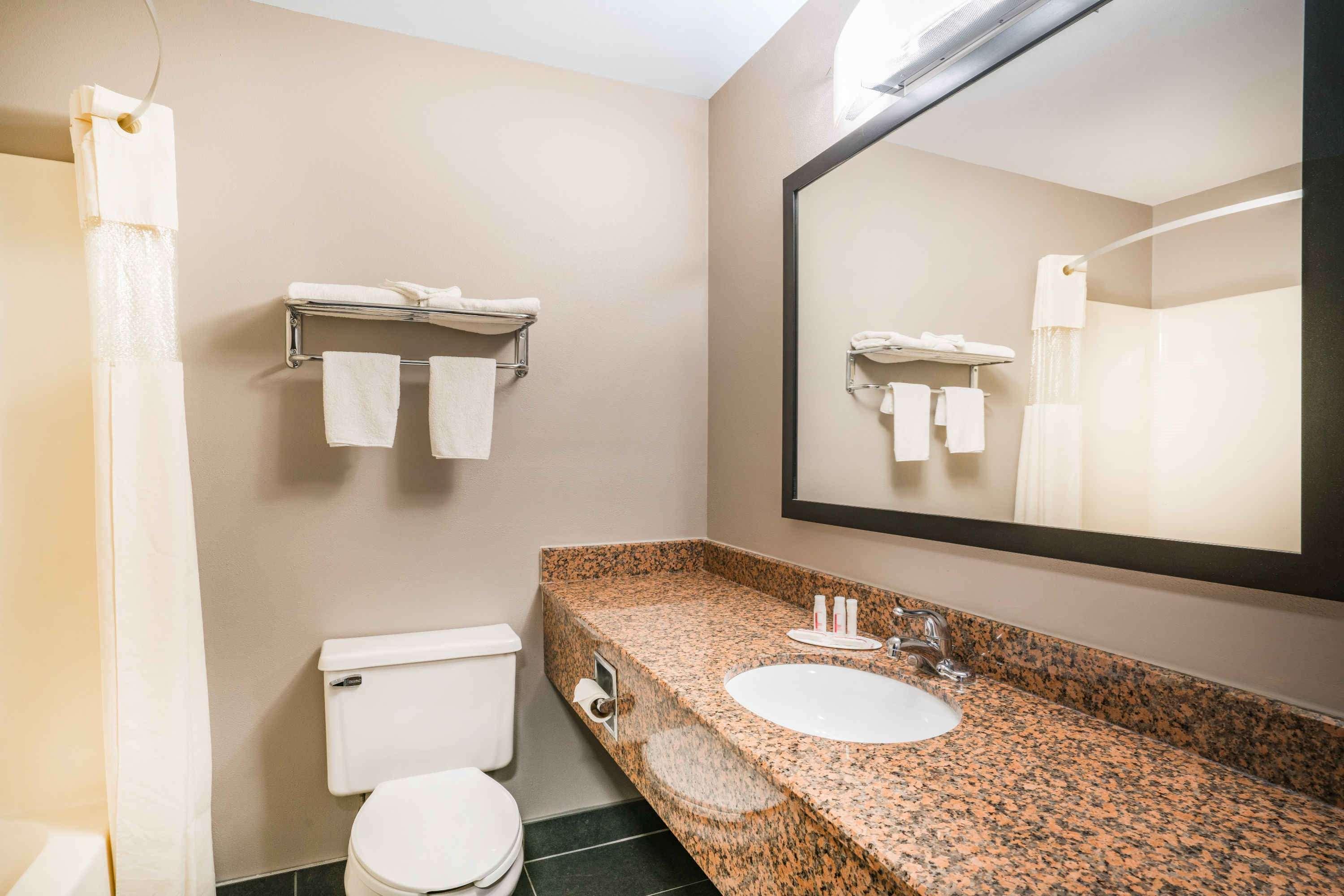 Days Inn & Suites By Wyndham Wausau Exteriör bild