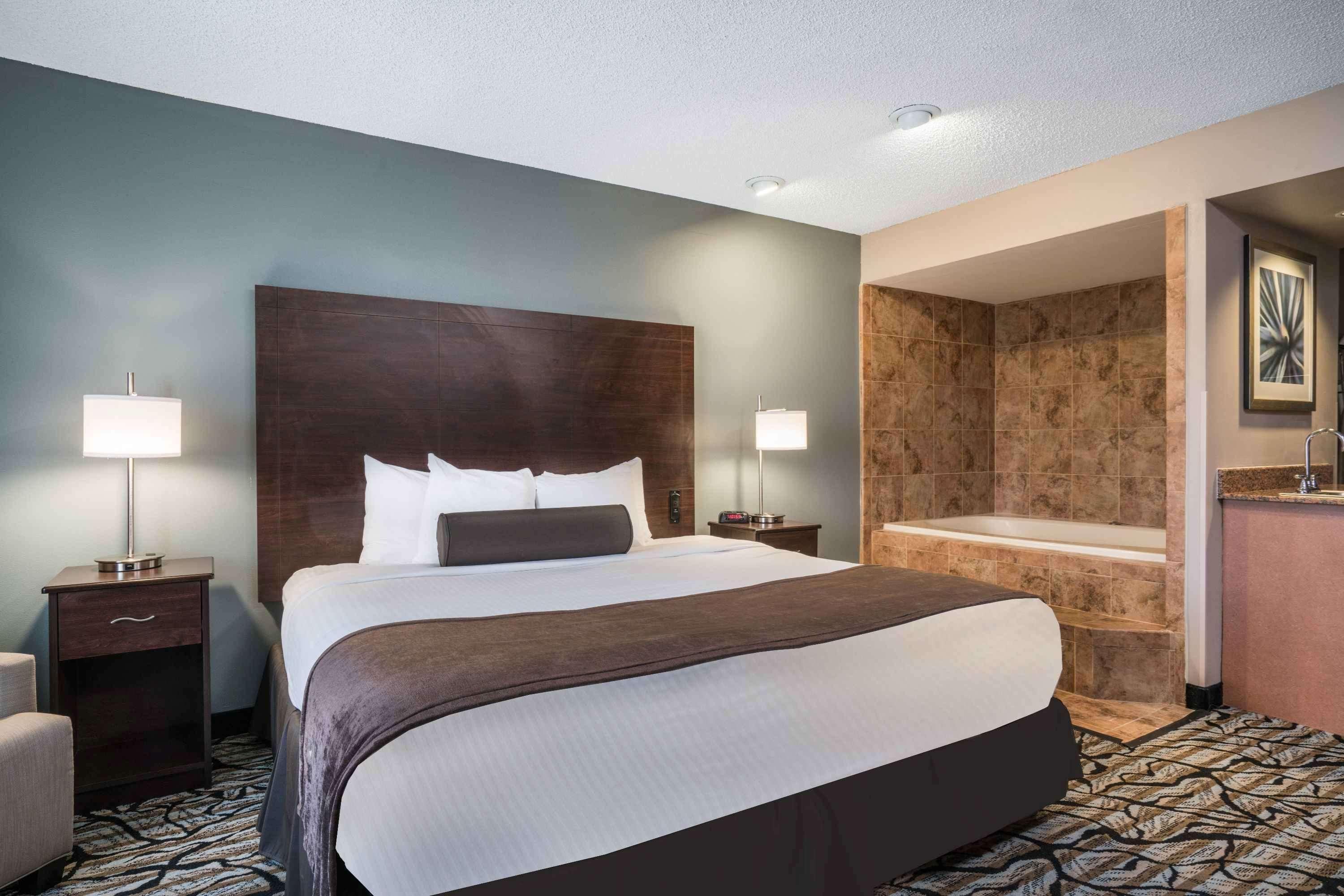 Days Inn & Suites By Wyndham Wausau Exteriör bild