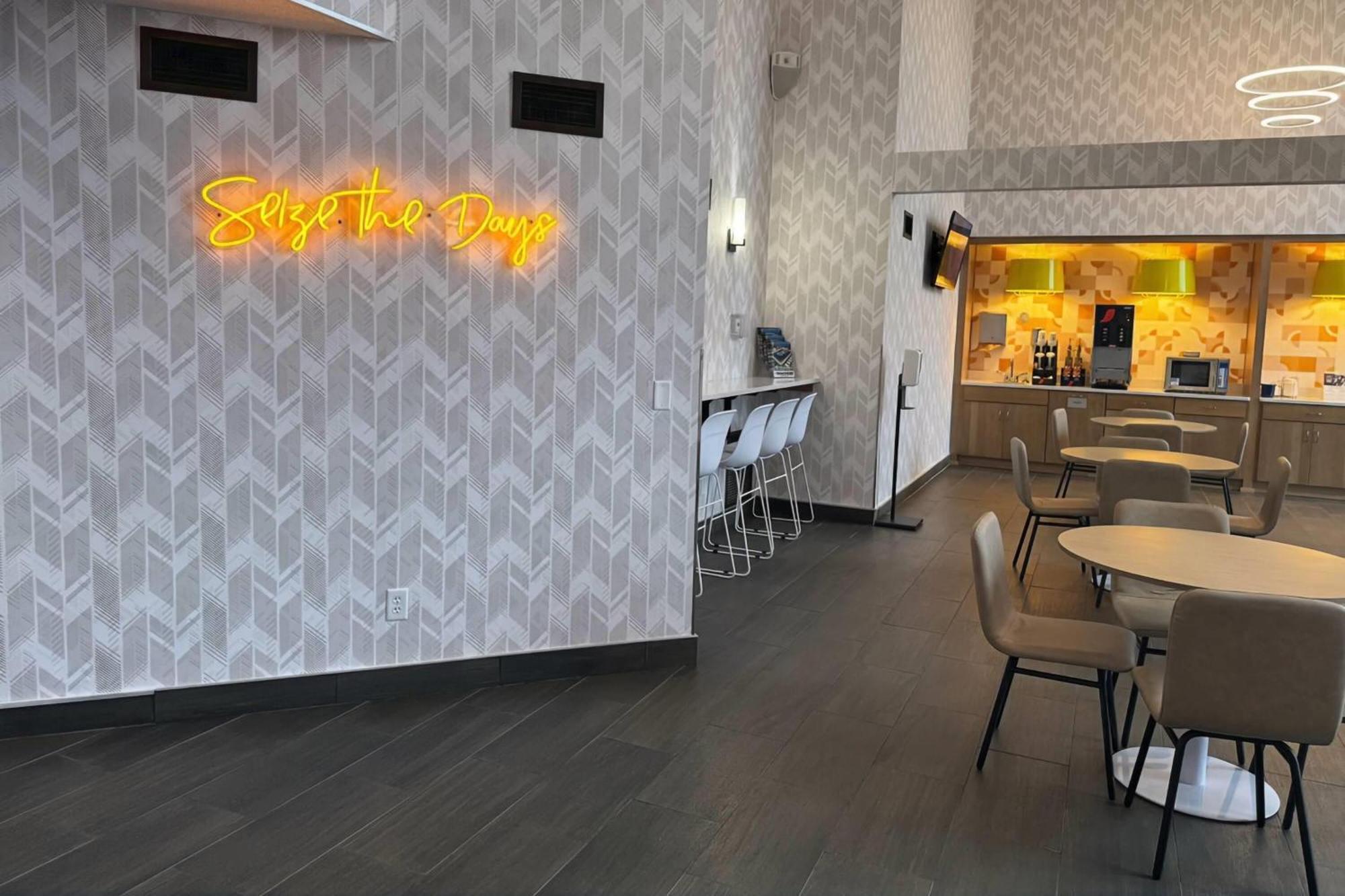 Days Inn & Suites By Wyndham Wausau Exteriör bild